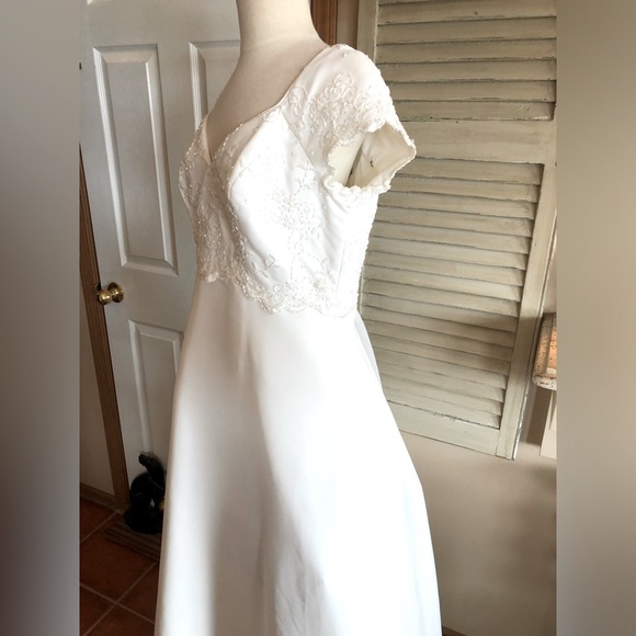 EDÉN BRIDAL BEAUTIFUL WEDDING DRESS size 16 (looks like it could be size 14) - Picture 3 of 11